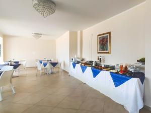 een eetkamer met een tafel met blauw en wit bij Residenza Domus Aurea Tropea- Vista Mare in Tropea