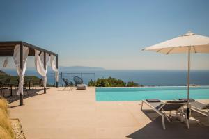 Bazén v ubytovaní Kefalonian Escape Suites alebo v jeho blízkosti