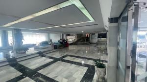 ベナルマデナにあるestudio jupiter vista al marの天窓付きの広いリビングルーム +26枚の写真