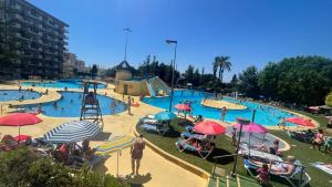 ベナルマデナにあるestudio jupiter vista al marのウォーターパークのプールに集まった人々