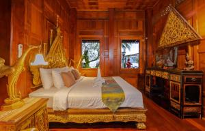 Postel nebo postele na pokoji v ubytování Royal Thai Villa Phuket - SHA Extra Plus + 37 fotografií