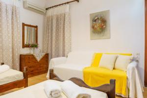 - une petite chambre avec 2 lits et une table jaune dans l'établissement EMPHASIS Traditional House, 
