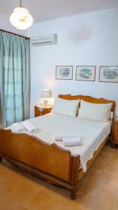 - une chambre avec un grand lit et des serviettes dans l'établissement EMPHASIS Traditional House, 