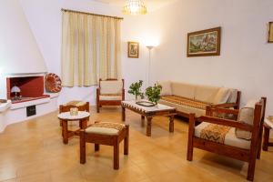 - un salon avec un canapé, des tables et des chaises dans l'établissement EMPHASIS Traditional House, 