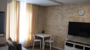 A television and/or entertainment centre at Colonel apartment Luxury