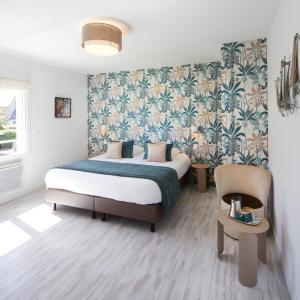 Postel nebo postele na pokoji v ubytování Hôtel Les Agapanthes-Logis Hôtel