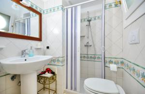 マリッティマにあるTrappitu dei Settimiのバスルーム(トイレ、洗面台、シャワー付)