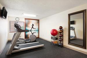un gimnasio con cinta de correr y espejo en Days Inn by Wyndham Middletown, en Middletown