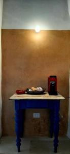 een tafel met een bord eten erop bij Corte SantAngelo 15 in Tricase