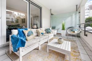 un soggiorno con divano e tavolo di Zwei Zimmer Wohnung im Stadtzentrum mit Tiefgaragenplatz a Monaco
