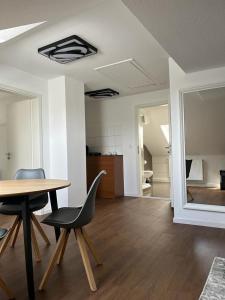 een eetkamer met een tafel en stoelen en een keuken bij Hotel Teatro in Kassel