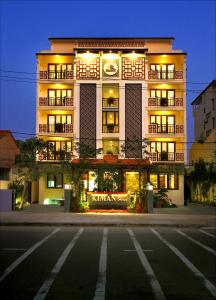 會安的住宿－Kiman Hoi An Hotel，一座建筑的前面有灯