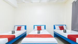 Postel nebo postele na pokoji v ubytování RedDoorz @ Insular Square Mandaue City