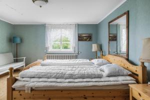 1 dormitorio con 1 cama grande con marco de madera en Spacious holiday home in Flattinge, Lagan, 200 m from Lake Flaren, en Vittaryd