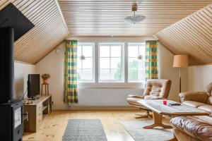 ein Wohnzimmer mit einem Sofa und einem Tisch in der Unterkunft Lovely holiday home in the village of Flattinge, with a view of lake Flaren in Vittaryd