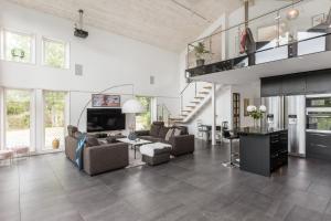 Modern holiday home in Kisa في Kisa: غرفة معيشة كبيرة مع كنب وتلفزيون