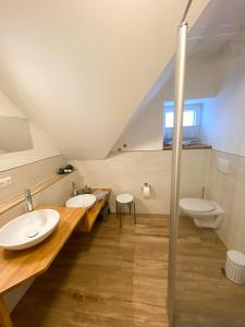 - Baño con 2 lavabos y 2 aseos en Hof Timmermann - Heuboden, en Ottenstein