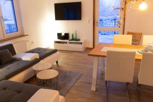 uma sala de estar com um sofá e uma mesa em Hof Timmermann - Spatzennest em Ottenstein