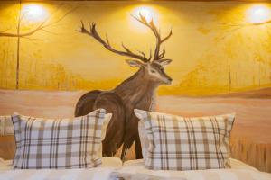 a painting of a deer on a bedroom wall at Hof Timmermann - Bienenstock in Ottenstein