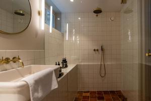 a bathroom with a tub and a sink and a shower at de Bloemgracht in Amsterdam