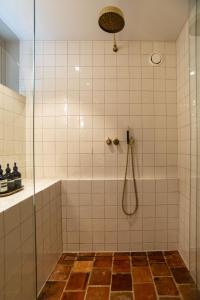 a bathroom with a shower with a glass door at de Bloemgracht in Amsterdam