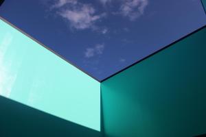 un primer plano de una pared azul y verde en The Resort Villa Kochibanta Okinawa en Kudeken
