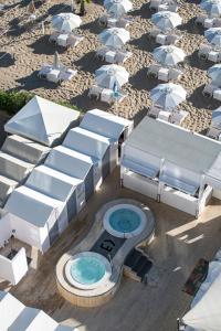 uma vista panorâmica de um resort com uma piscina e guarda-sóis em Hotel Excelsior em Pesaro