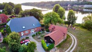 Hohnstorf的住宿－Ferienhaus Vörn-Diek，享有房子和河流的空中景色