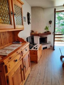 cocina con armarios de madera y suelo de madera en Finestra sul Cermis, en Carano