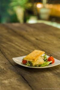 豪华帐篷内部或周边提供的食物