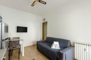 salon z kanapą i stołem w obiekcie JOIVY Banfi Apartment w Rapallo