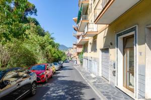 ulica z samochodami zaparkowanymi po stronie budynku w obiekcie JOIVY Banfi Apartment w Rapallo