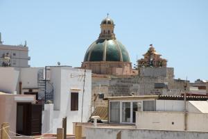 a view of the roofs of buildings with a dome at La Luna e il Gatto in Favignana