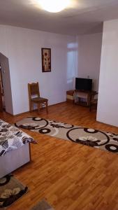 Pensiunea Dumbrăvița في Dumbrava: غرفة معيشة مع سرير وأريكة