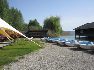 una fila de barcos estacionados al lado de un río en Ferienblockhaus, en Mattsee