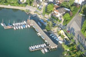 una vista aérea de un puerto deportivo con barcos en el agua en Ferienblockhaus en Mattsee