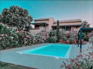 a swimming pool in front of a house at CASA GIABICONI - Villa 6pers. piscine & spa in Occhiatana