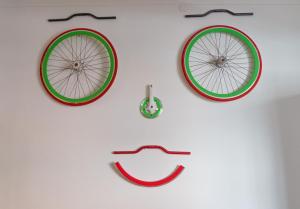 uma parede com três tipos diferentes de relógios de bicicleta em Bed & Bike Ferrara em Ferrara