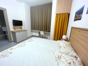 Televízia a/alebo spoločenská miestnosť v ubytovaní Sissi Comfort Rooms Foresteria Lombarda