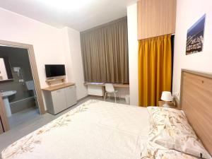 Televízia a/alebo spoločenská miestnosť v ubytovaní Sissi Comfort Rooms Foresteria Lombarda