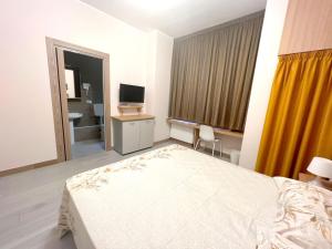 Televízia a/alebo spoločenská miestnosť v ubytovaní Sissi Comfort Rooms Foresteria Lombarda