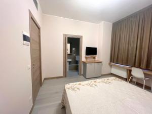Televízia a/alebo spoločenská miestnosť v ubytovaní Sissi Comfort Rooms Foresteria Lombarda