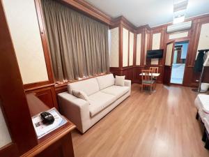 Televízia a/alebo spoločenská miestnosť v ubytovaní Sissi Comfort Rooms Foresteria Lombarda