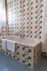 uma casa de banho com uma banheira e uma parede de azulejos em Bed & Bike Ferrara em Ferrara