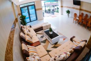 una vista aérea de una sala de estar con sofás en Hung Phu Home & Apartment, en Cái Răng
