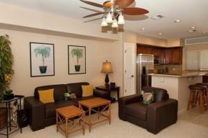 uma sala de estar com um sofá e uma cozinha em Palm Villas G1 32 em Waikoloa