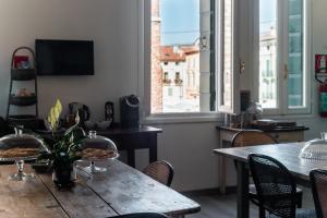 Televízia a/alebo spoločenská miestnosť v ubytovaní Ca' Garibaldi Rooms