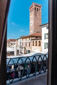 Blick auf eine Stadt mit einem Uhrturm in der Unterkunft Ca' Garibaldi Rooms in Bassano del Grappa