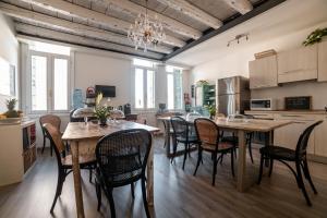 a kitchen and dining room with wooden tables and chairs at Ca' Garibaldi Rooms in Bassano del Grappa
