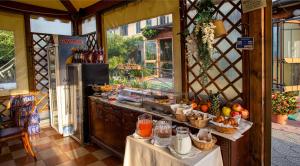 een keuken met een aanrecht met groenten en fruit bij Hotel Villa Sara in Mestre